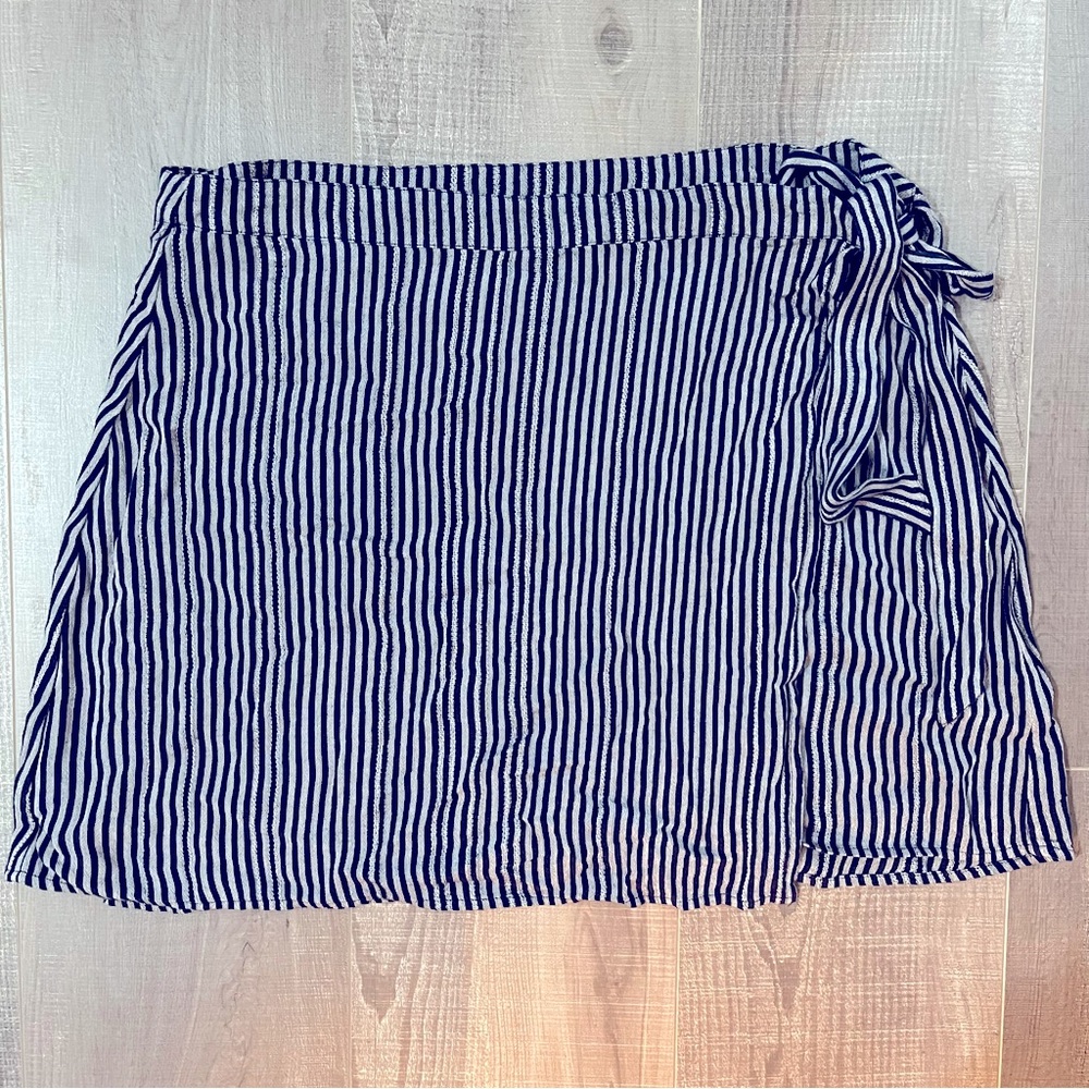 American Eagle Navy and White Striped Wrap Skirt. Size L.